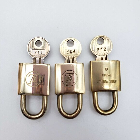 100% Authentic Louis Vuitton Vintage Lock Shiny Gold [ 1 Lock and 1 Key] - Picture 3 of 5